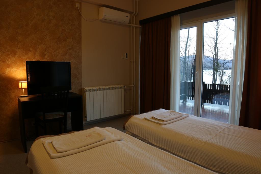 בור Hotel Jezero מראה חיצוני תמונה
